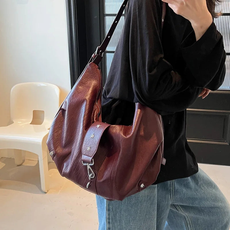 ANGE – Sac à main besace de cours en cuir vegan bordeaux  chic et pratique.